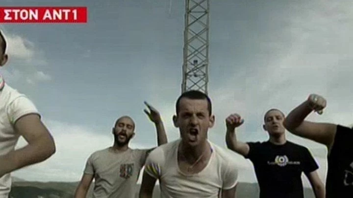 Πρόκληση Σλάβων ψευτομακεδόνων: Με πιστόλια και σημαίες καλούν σε αποχή από το δημοψήφισμα! (βίντεο)